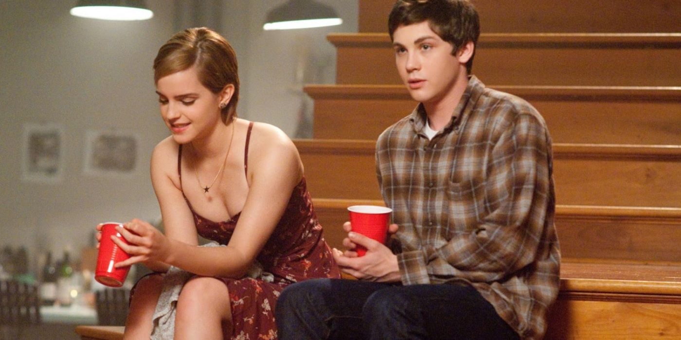 Logan Lerman como Charlie Kelmeckis e Emma Watson como Samantha "Sam" Button sentado nas escadas durante uma festa em As Vantagens de Ser Invisível