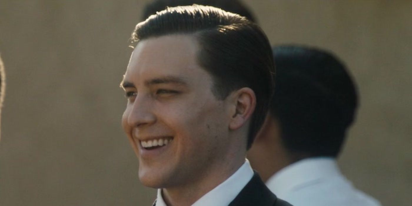 Cody Fern sorrindo em Padre Stu