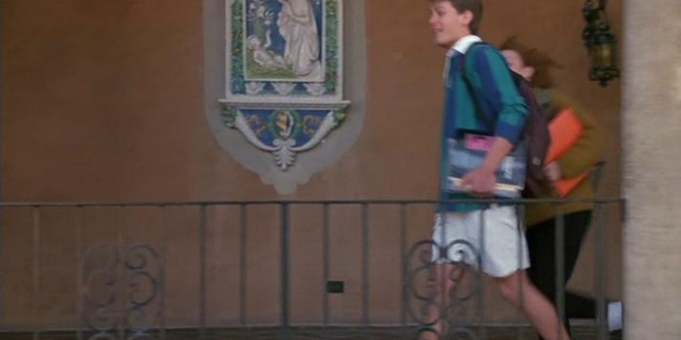 Leonardo DiCaprio se promène à l'école avec des livres dans l'herbe à puce