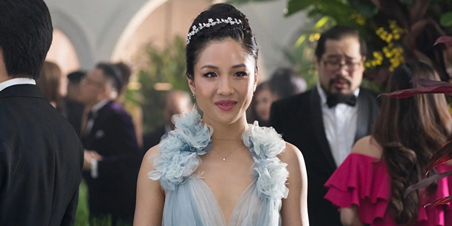 Constance Wu em um casamento em Crazy Rich Asians