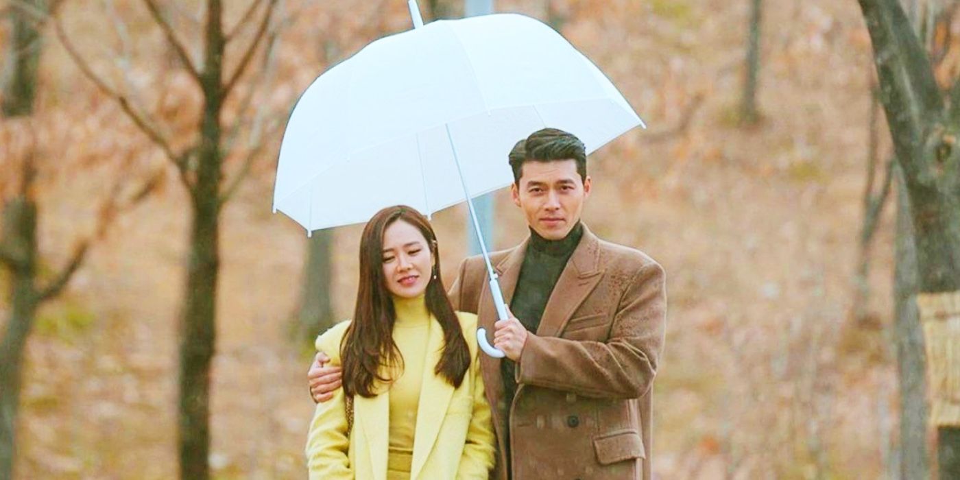 Ri Jeong-hyeok segurando um guarda-chuva sobre a cabeça de Yoon Se-ri.