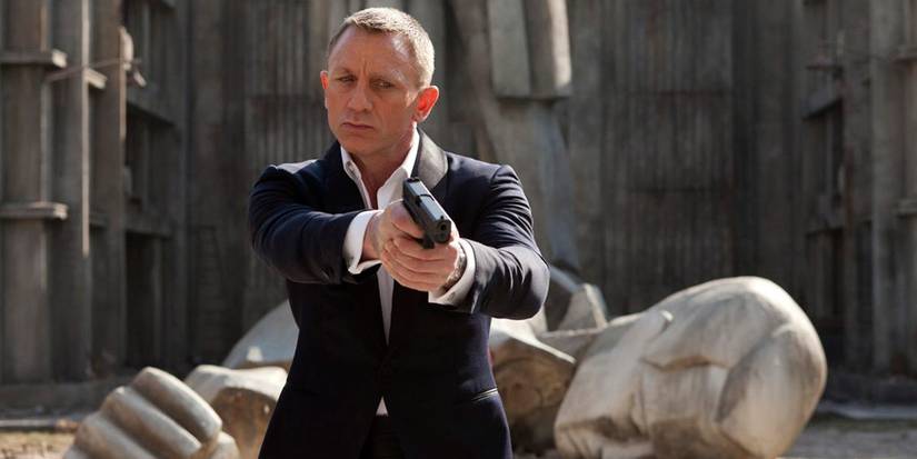 Daniel Craig as James Bond with a gun in Skyfall.