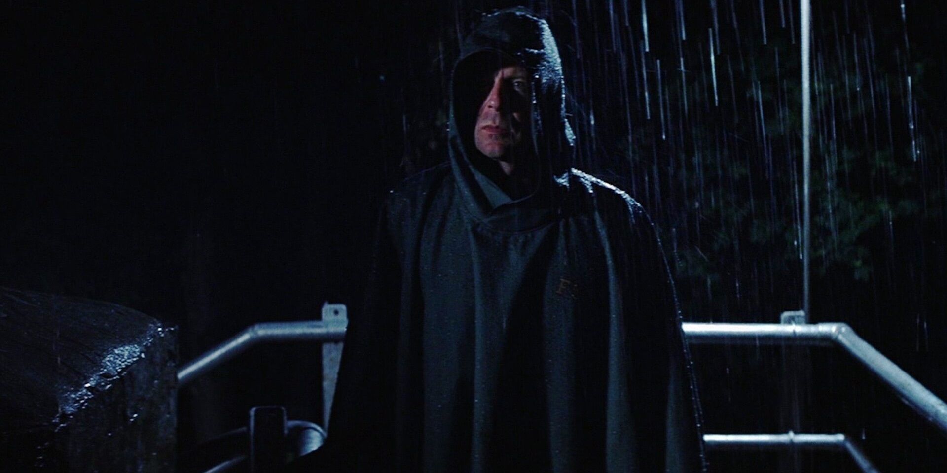 David Dunn (Bruce Willis) na chuva em Corpo Fechado