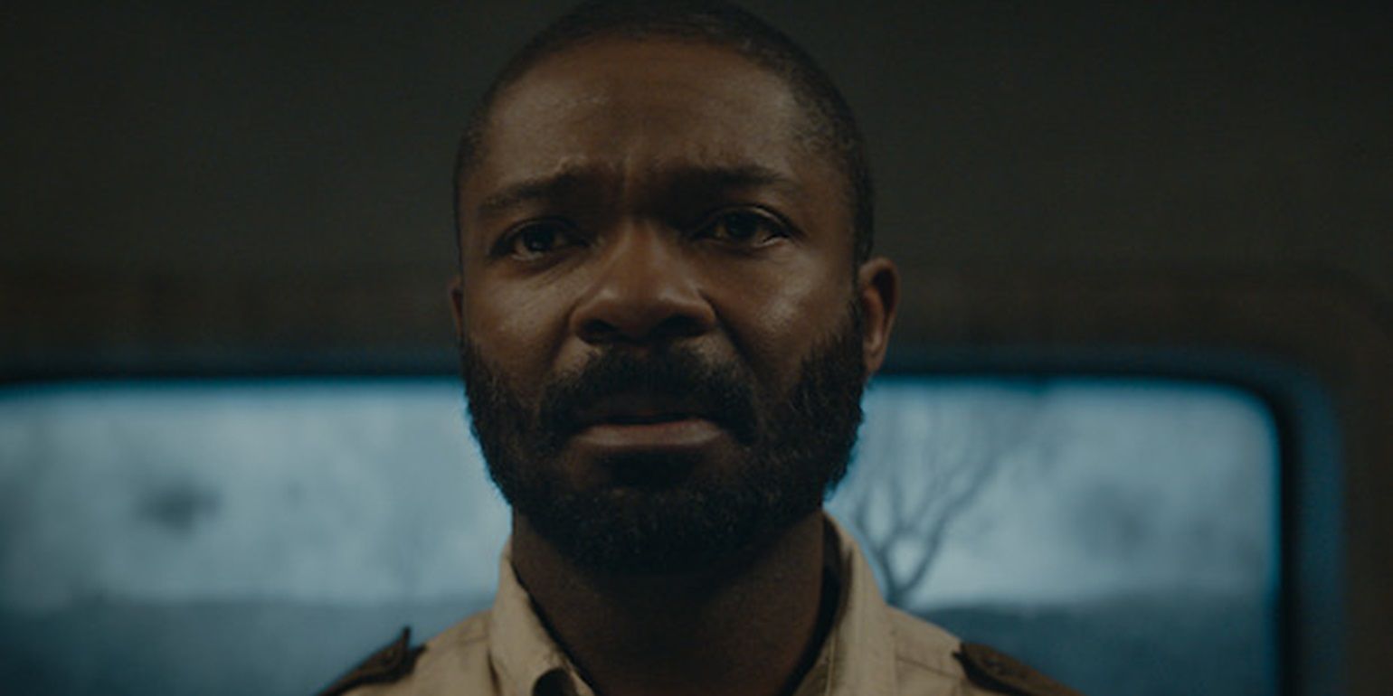 David Oyelowo mirando fuera de campo en Silo