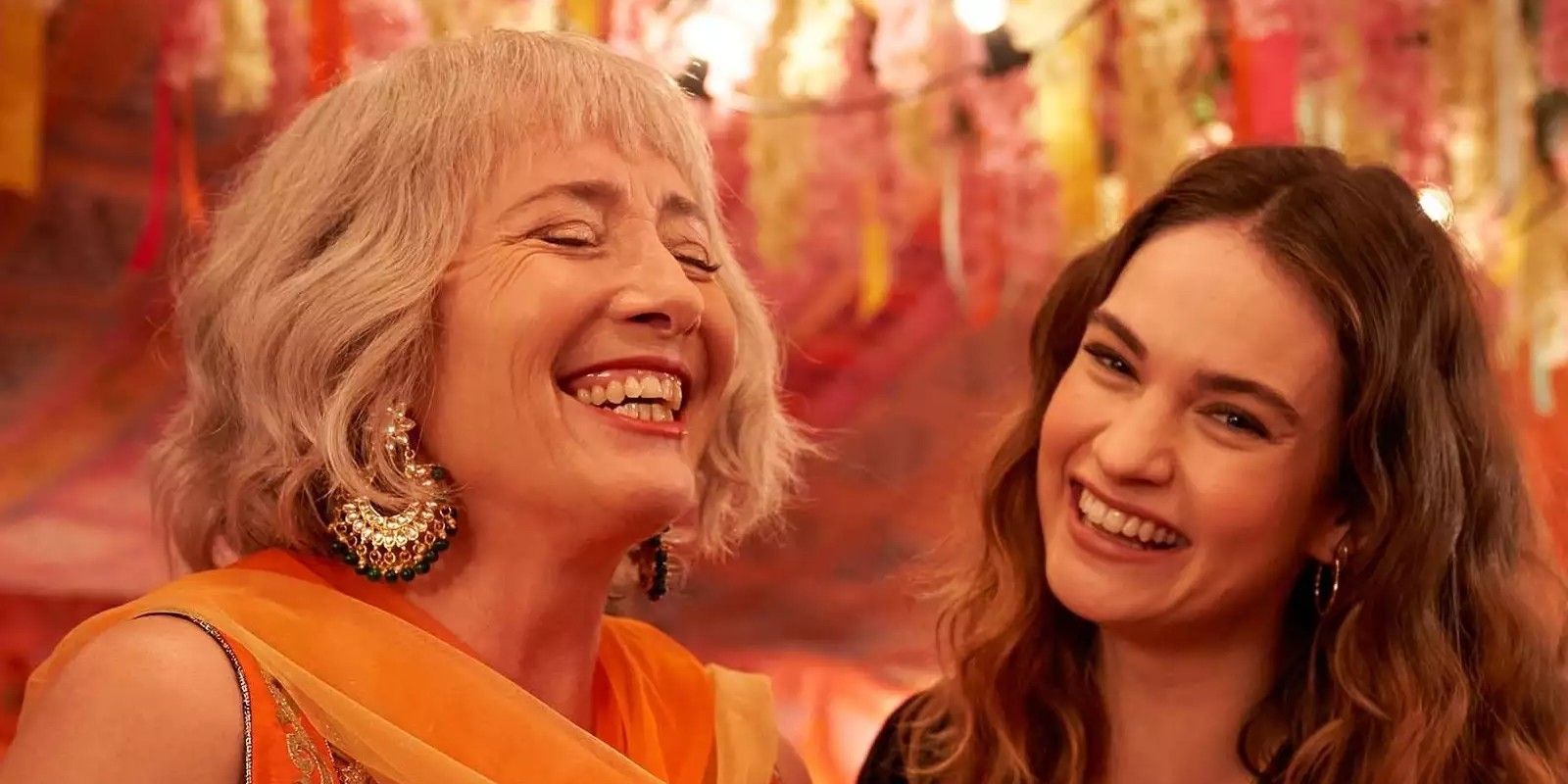 Emma Thompson y Lily James en What's Love Got to Do with It
