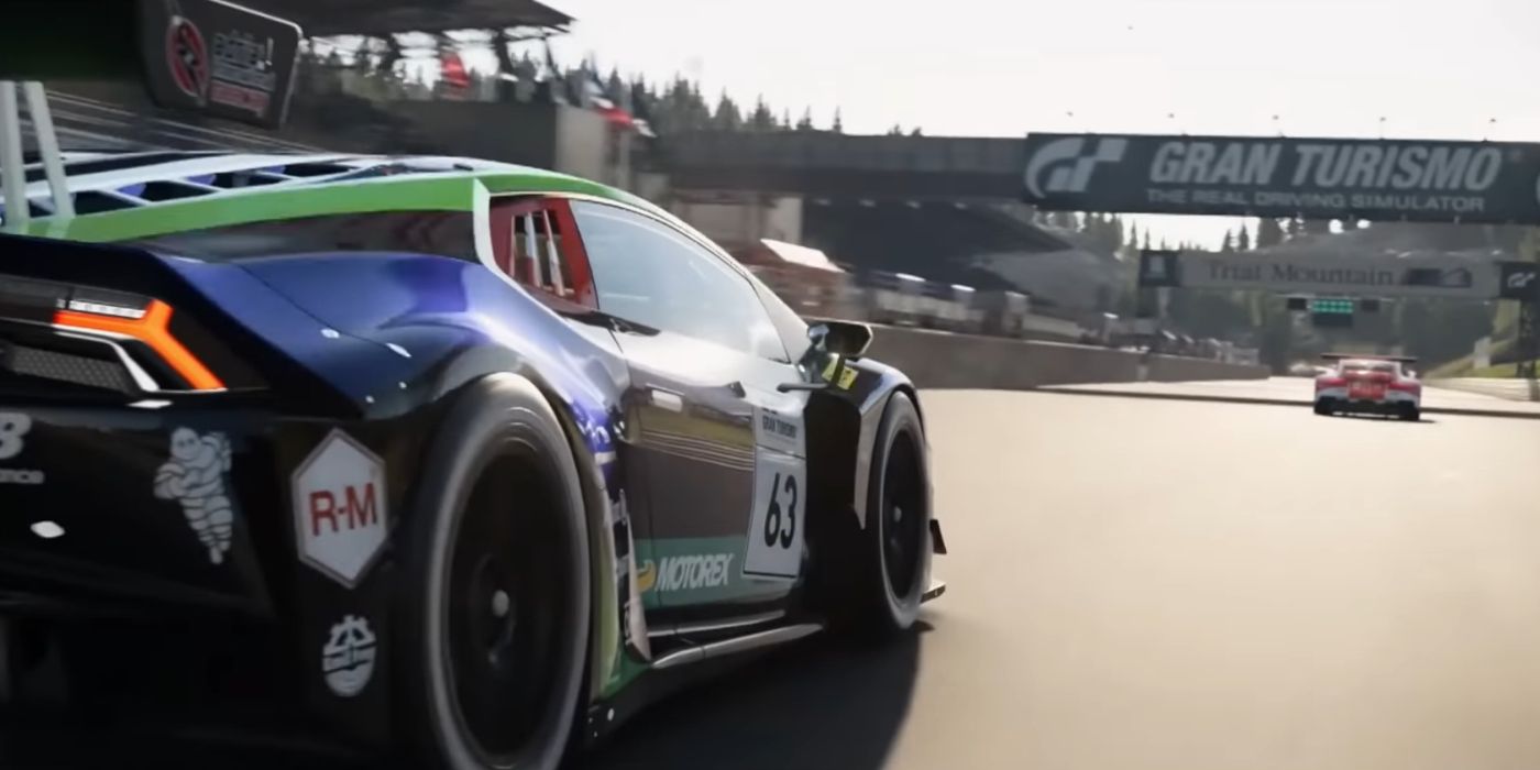 Uma corrida de carros no videogame Gran Turismo.