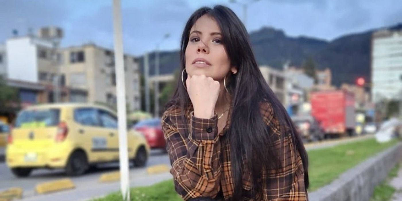 90 Day Fiancé star Jeymi Noguera outside resting her chin on her hand