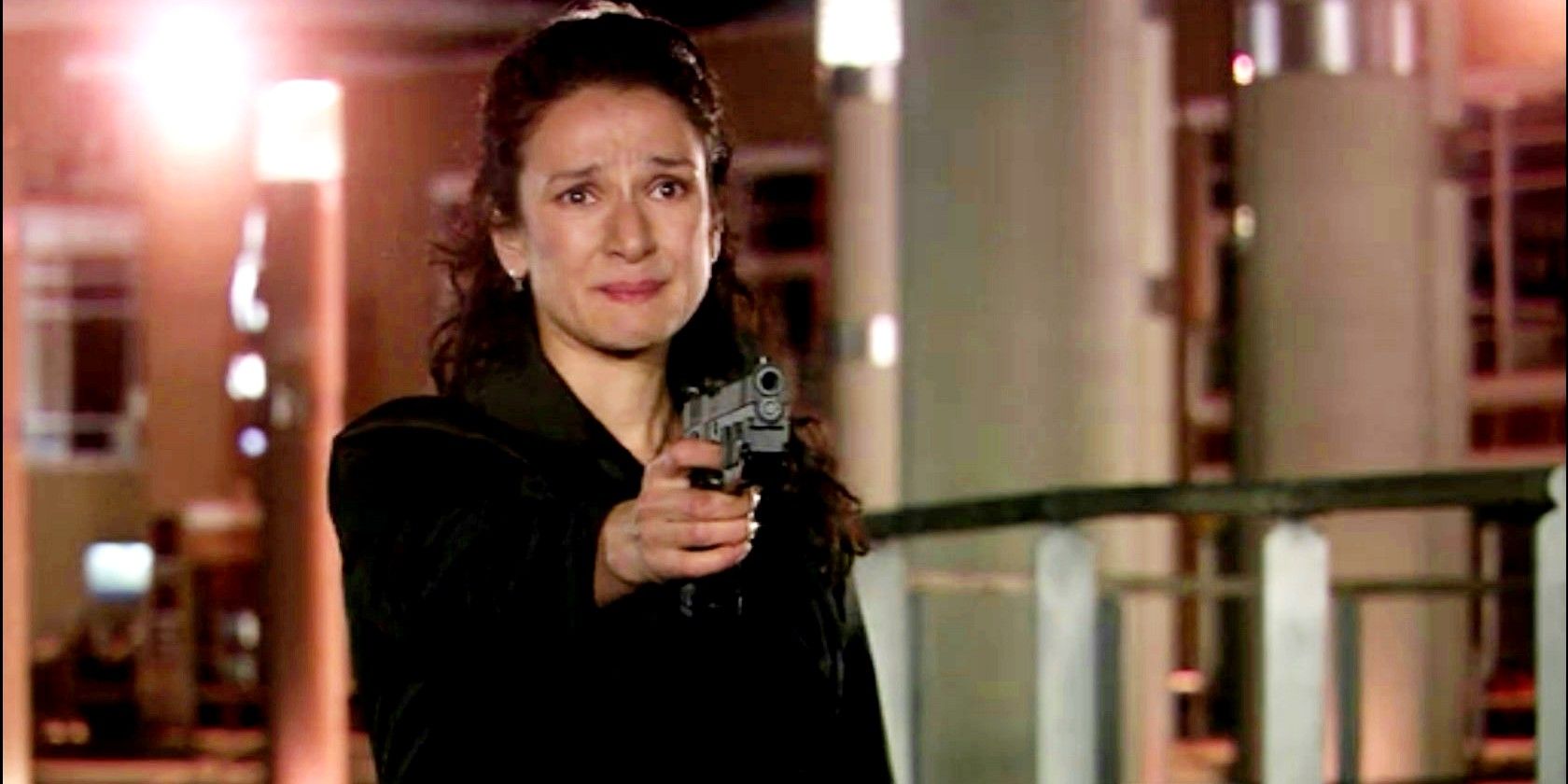 Indira Varma dans le rôle de Suzie Costello pointe une arme à feu à Torchwood