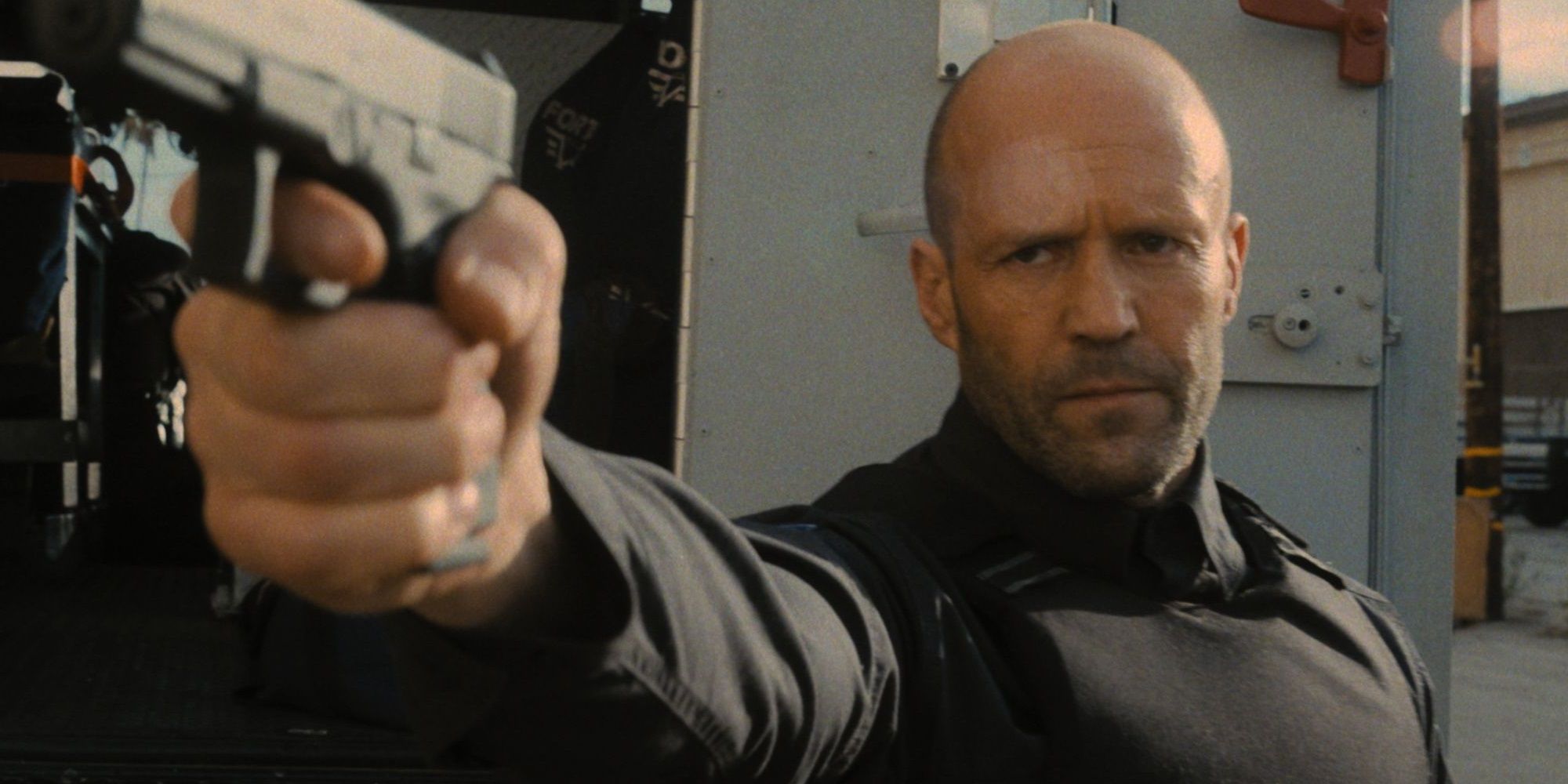 Jason Statham com uma arma em Wrath of Man