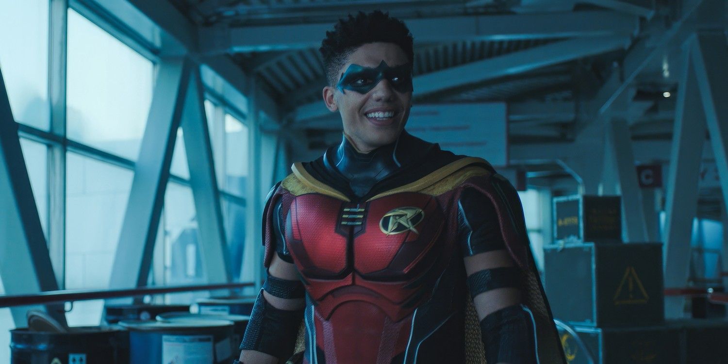 Jay Lycurgo sorrindo como Tim Drake Robin no final da 4ª temporada de Titãs