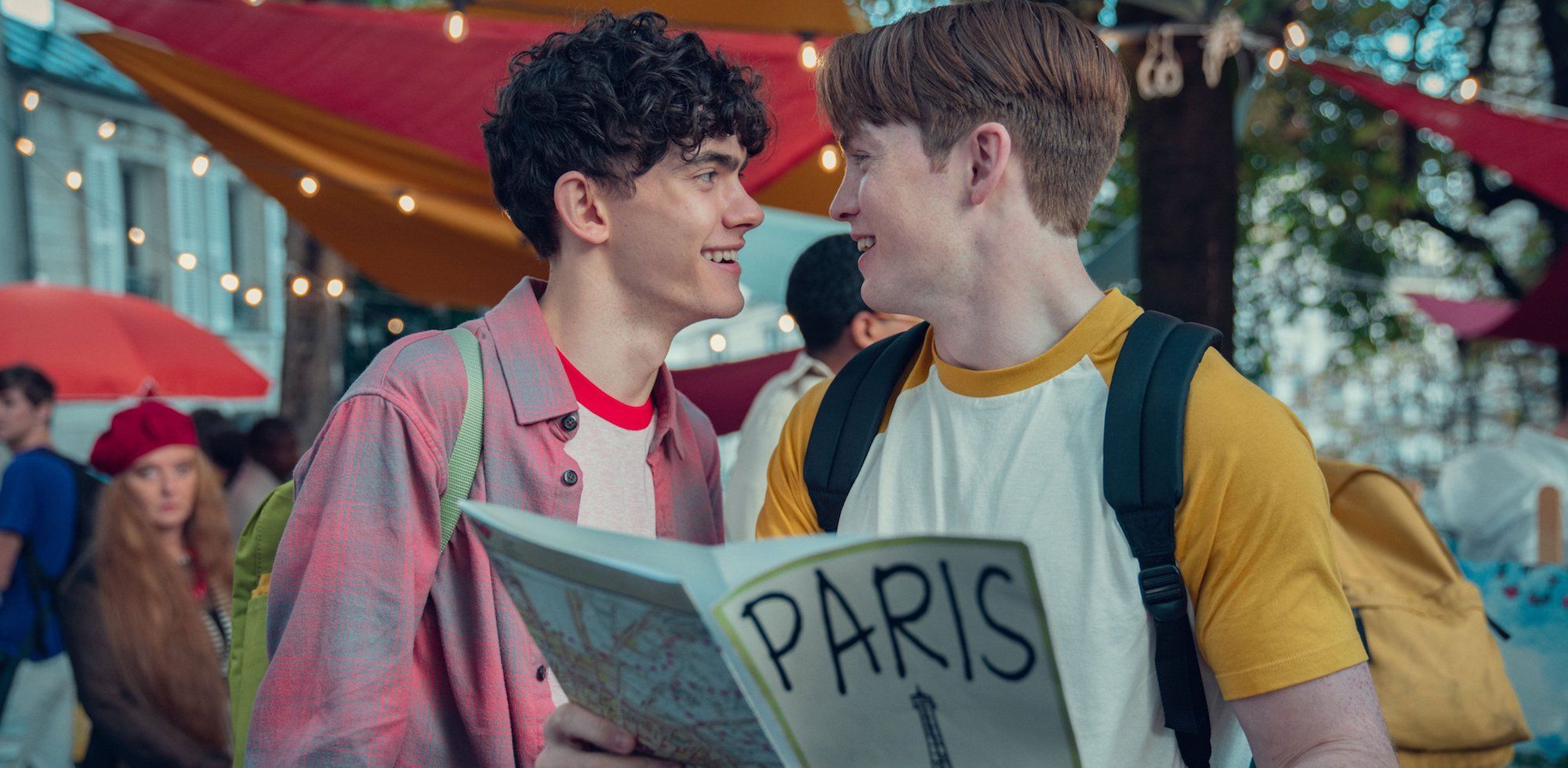 Joe Locke como Charlie e Kit Connor como Nick em Paris na 2ª temporada de Heartstopper