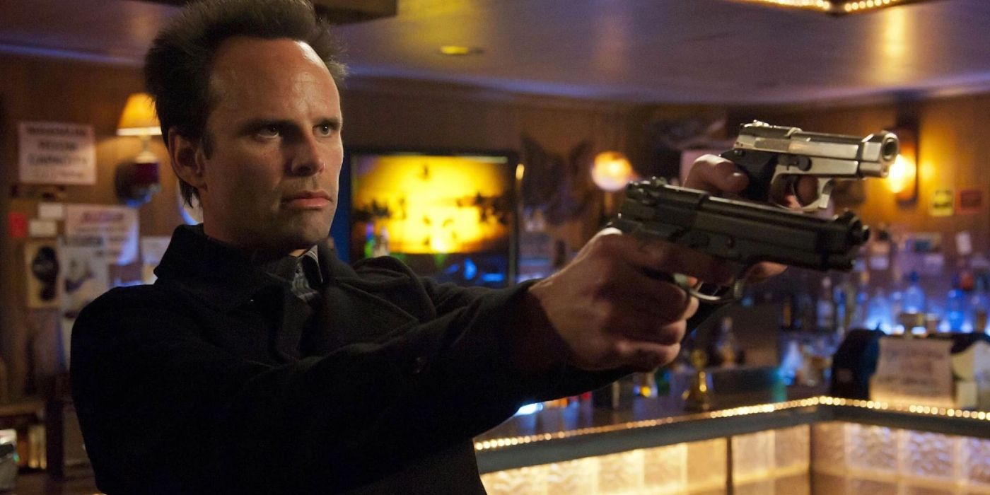 Walton Goggins como Boyd Crowder apontando uma arma em Justificado.