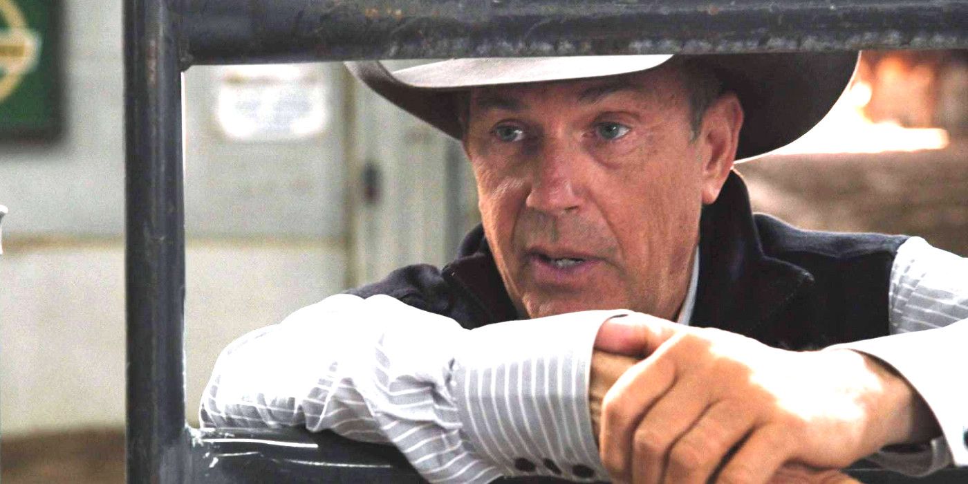 كيفن كوستنر في دور جون داتون في يلوستون مرتديًا قبعة رعاة البقر متكئًا على باب السيارة ويخوض محادثة متحركة