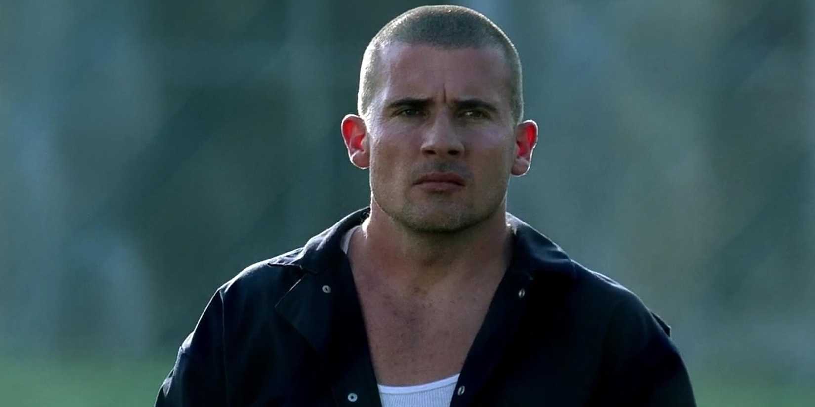 Lincoln looking off-screen in Prison Break