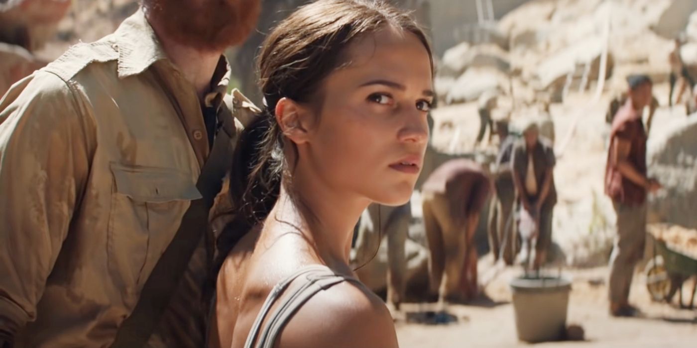 Alicia Vikander looking backward in Tomb Raider