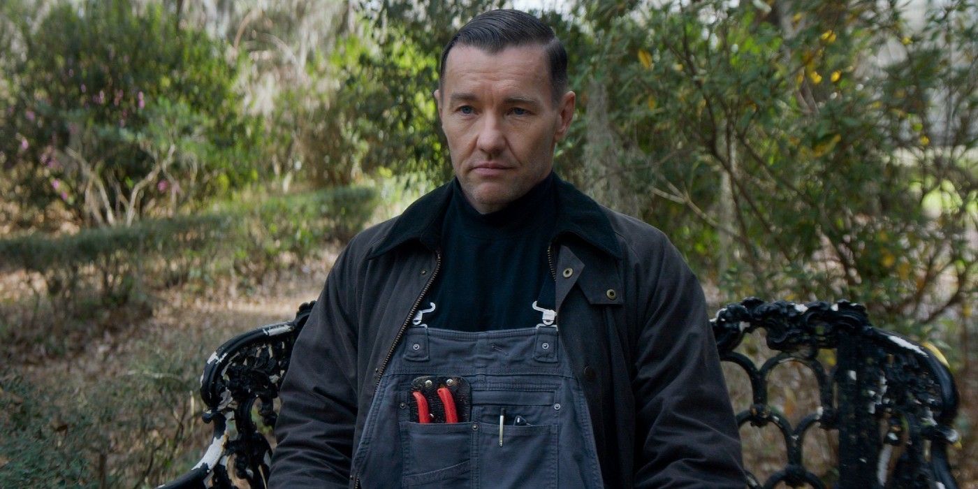 El personaje de Joel Edgerton en Master Gardener sentado en un banco.