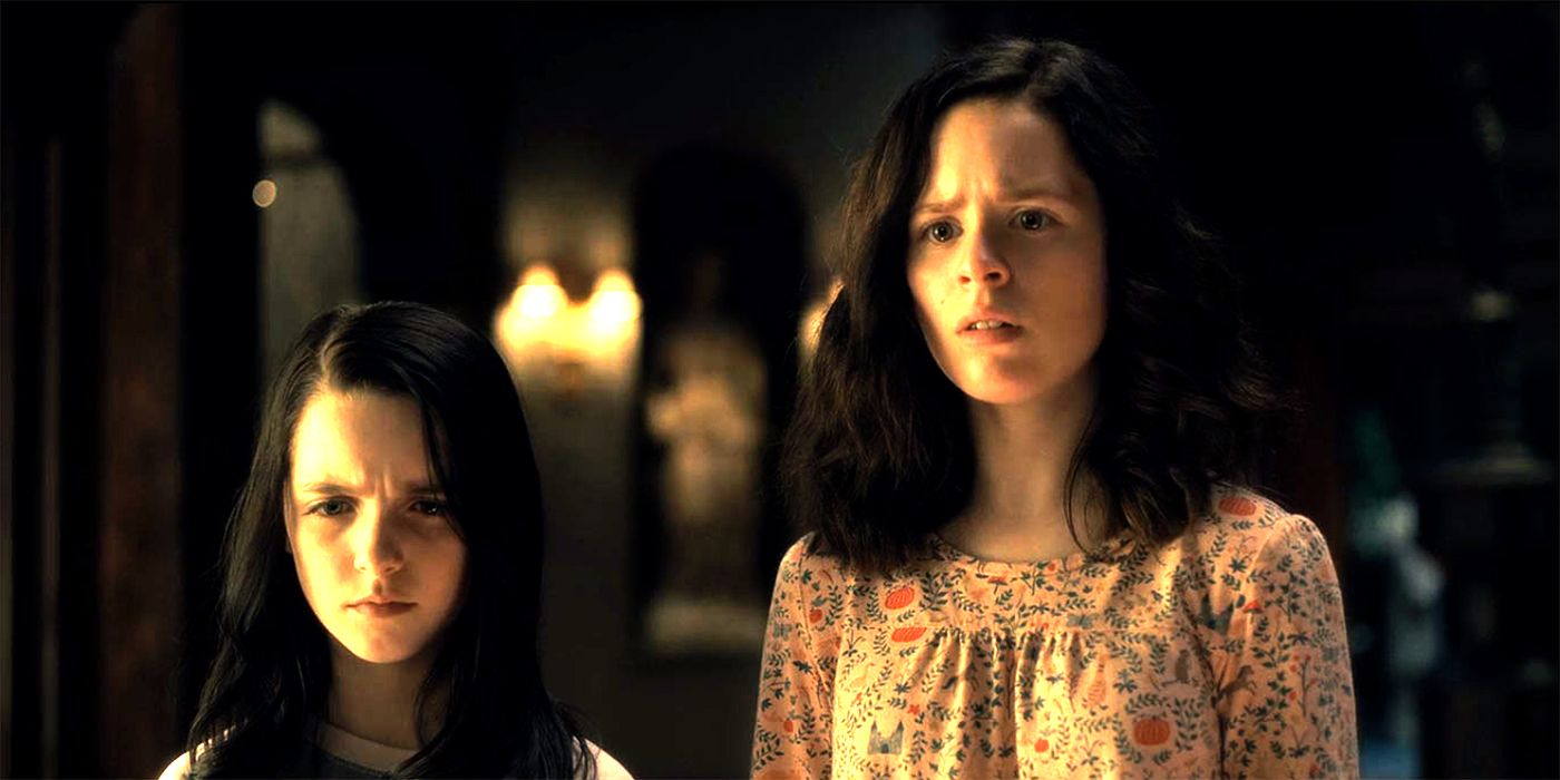 Mckenna Grace and Lulu Wilson in The Haunting of Hill House