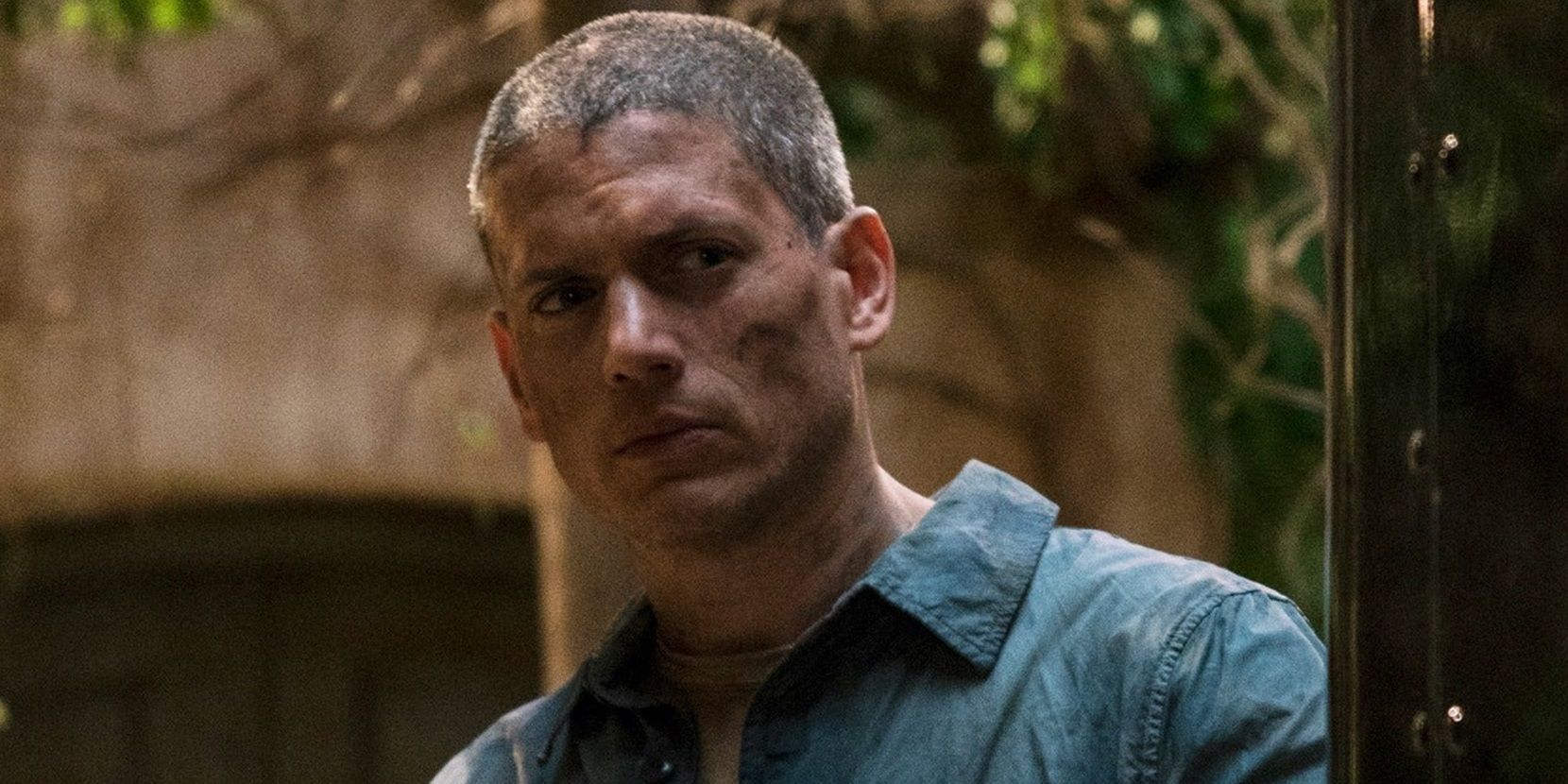 Michael peering around a corner in Prison Break