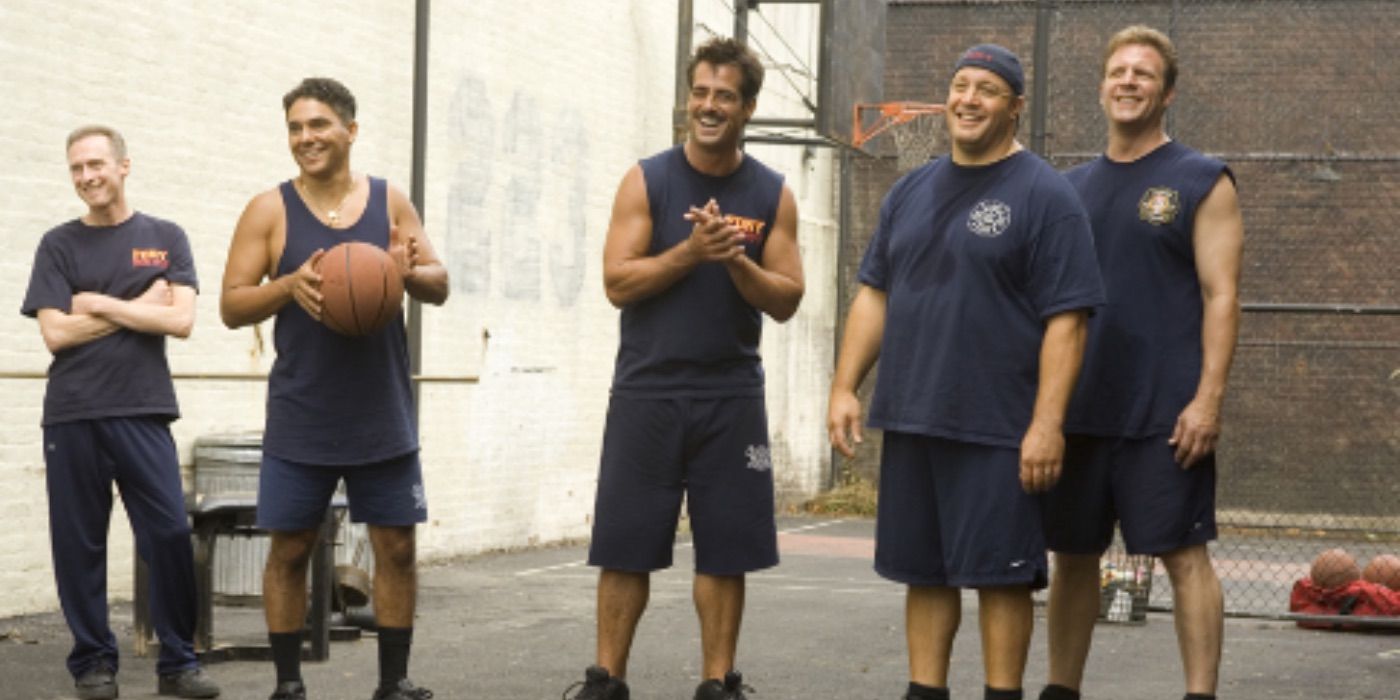 Un grupo de bomberos juega baloncesto en I Now Pronounce You Chuck and Larry