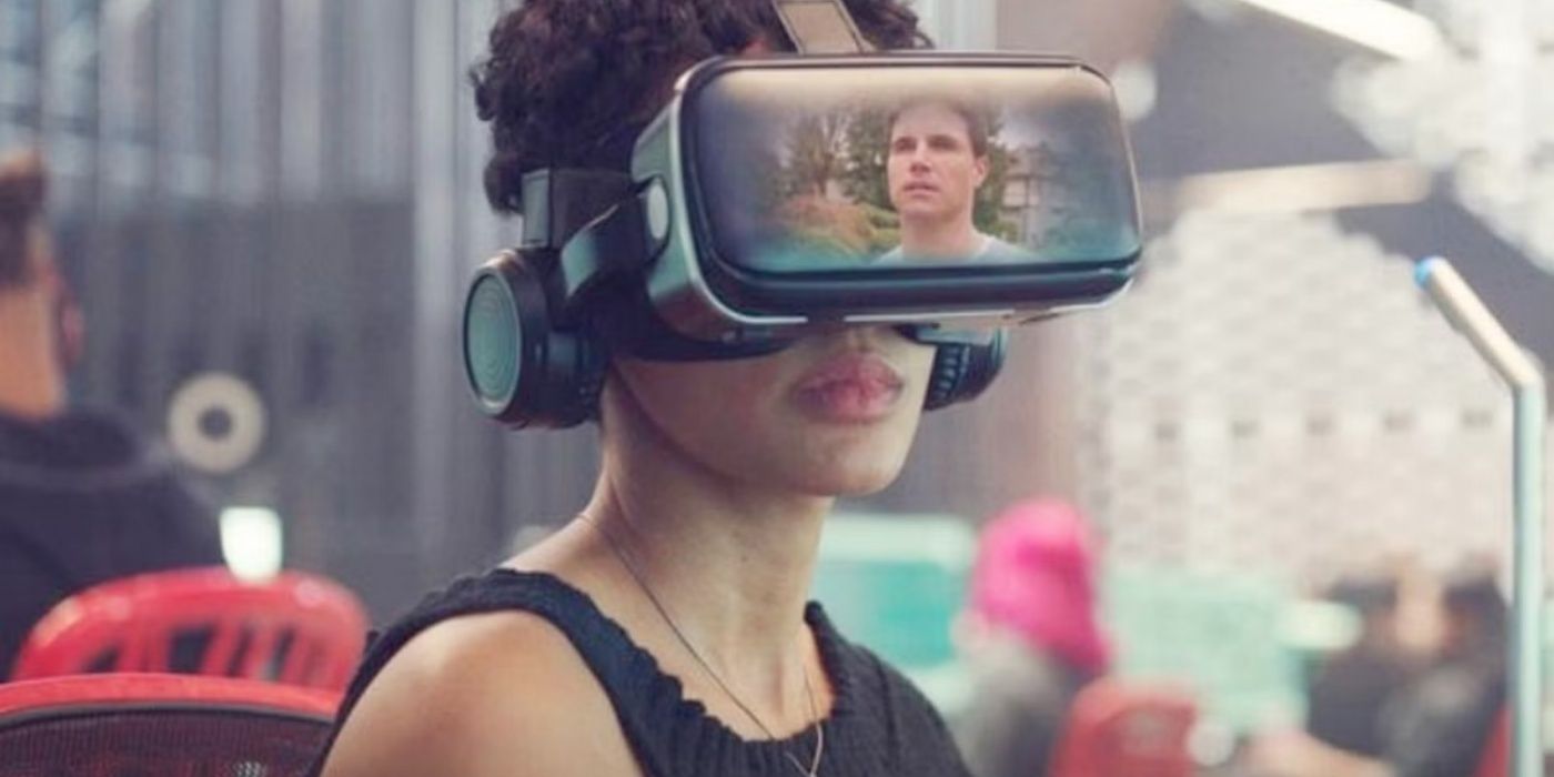 Nora ve a Nathan con un visor de realidad virtual en Upload