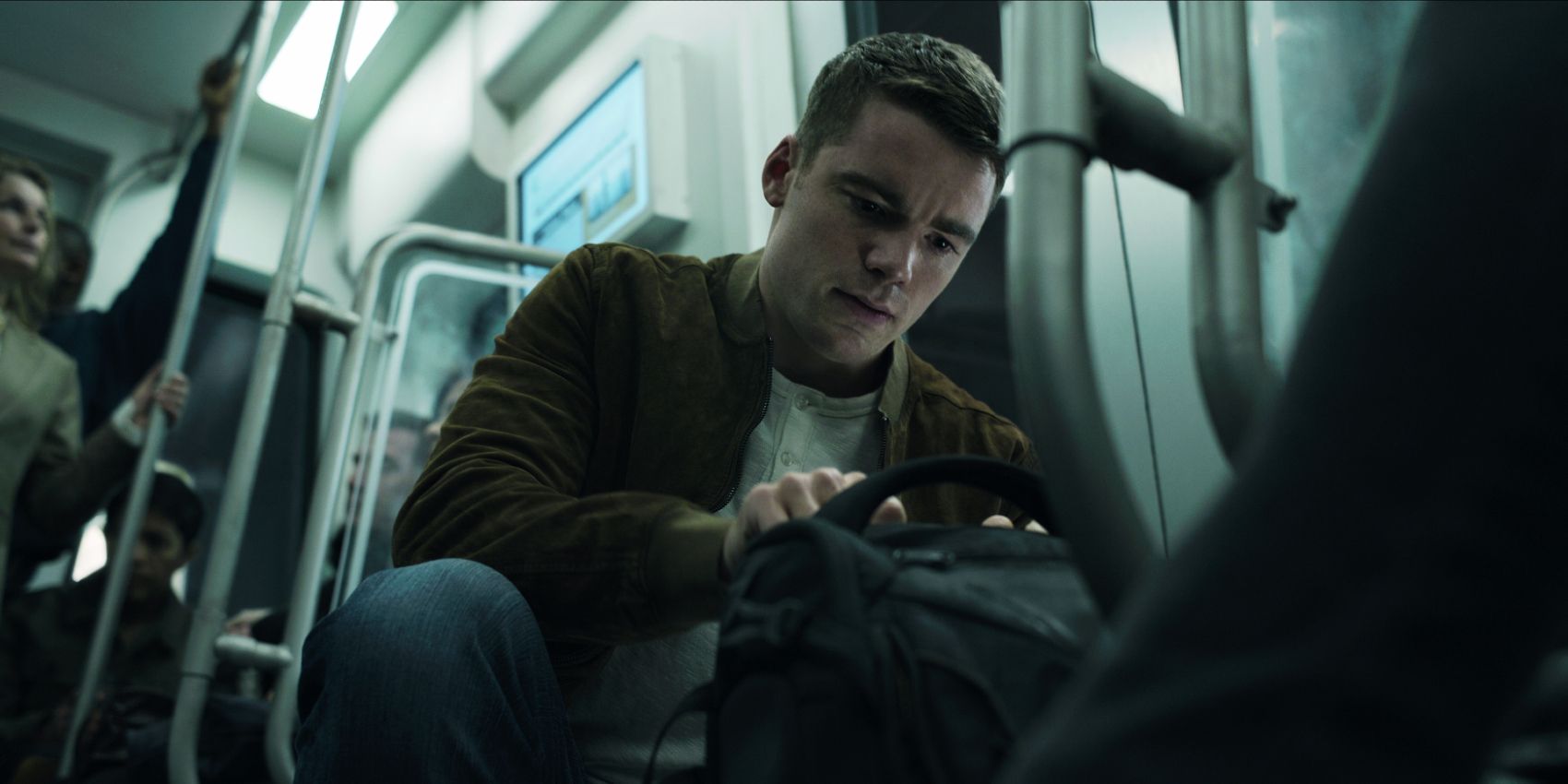 Peter Sutherland descobre a bomba do metrô em The Night Agent.