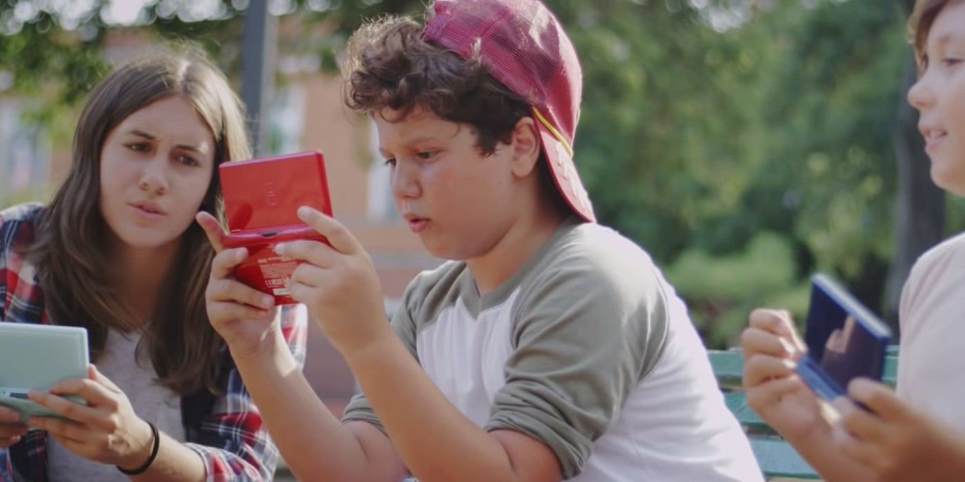 Sekelompok anak-anak bermain di konsol Nintendo DS, seperti yang terlihat pada Februari 2016 Pokémon Direct.