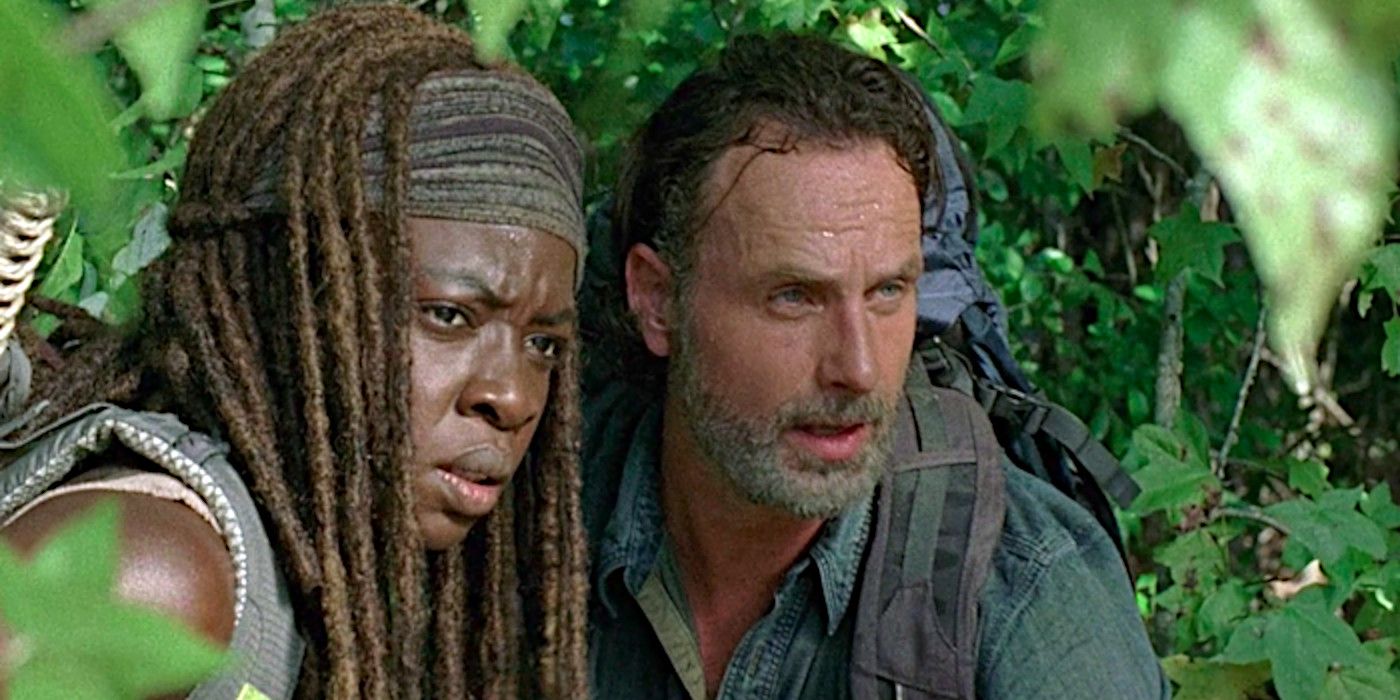 Rick and Michonne in The Walking Dead lurking around in the bushes looking concerned