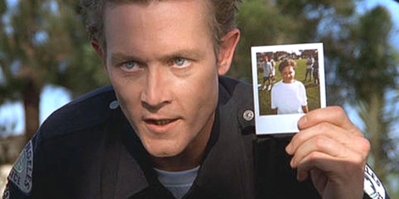 Robert Patrick como o T-1000 mostra uma foto de John Connor em Terminator 2: Dia do Julgamento.