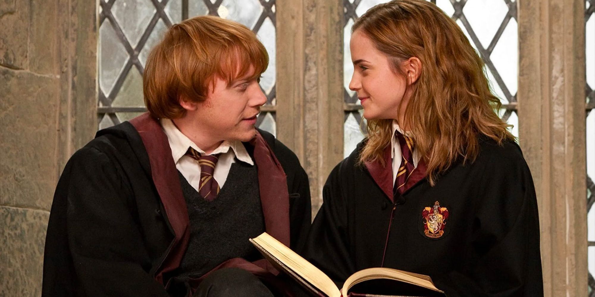 Ron e Hermione sentados perto de uma janela nos filmes de Harry Potter