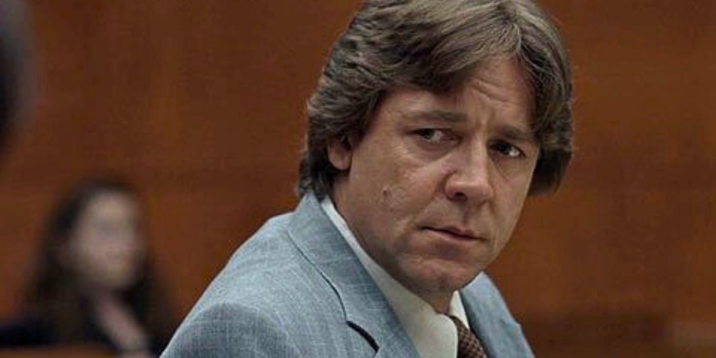 Russell Crowe looks to the side with a serious expression in American Gangster