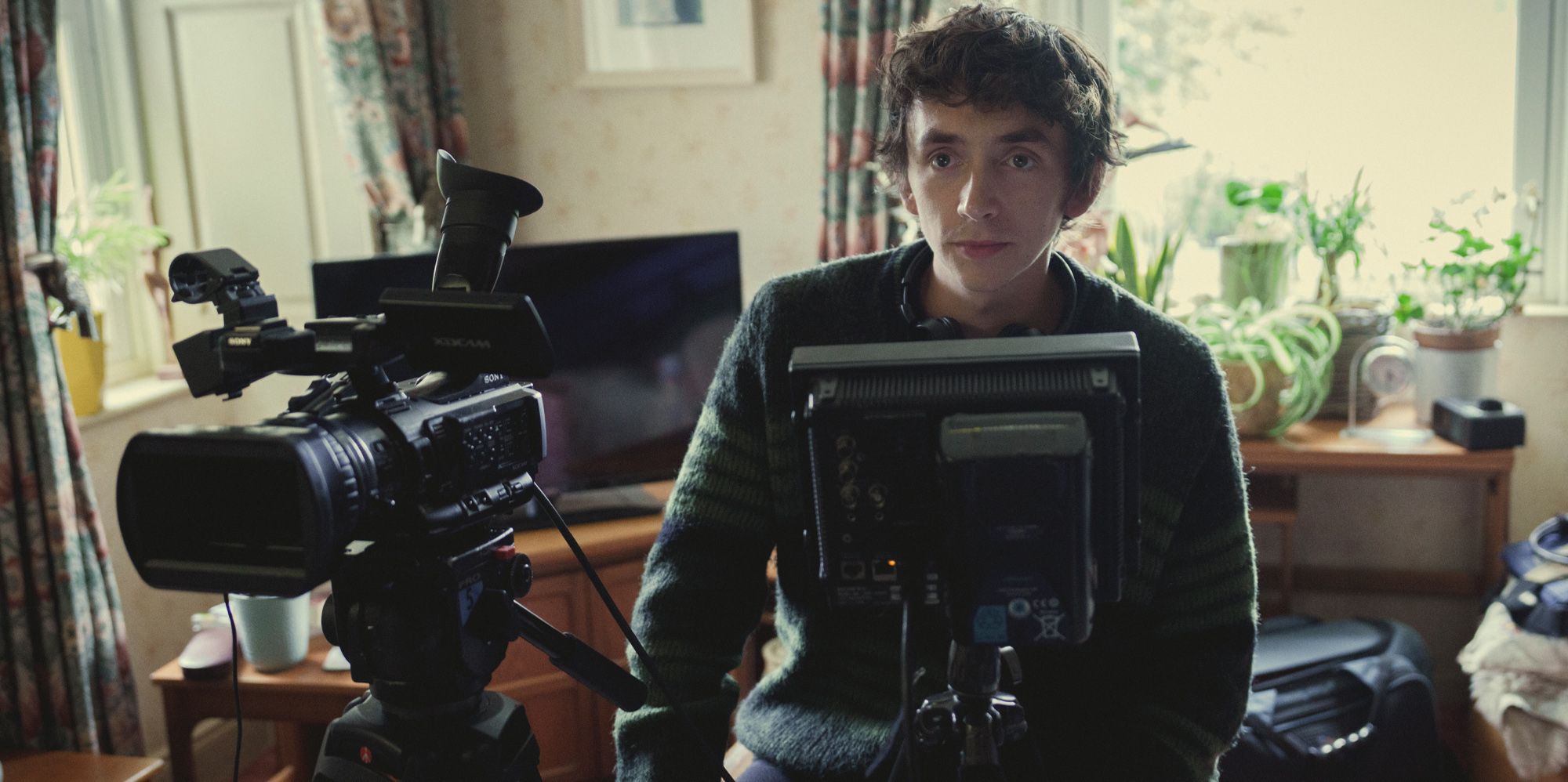 Samuel Blenkin atrás de um monitor de câmera na 6ª temporada de Black Mirror