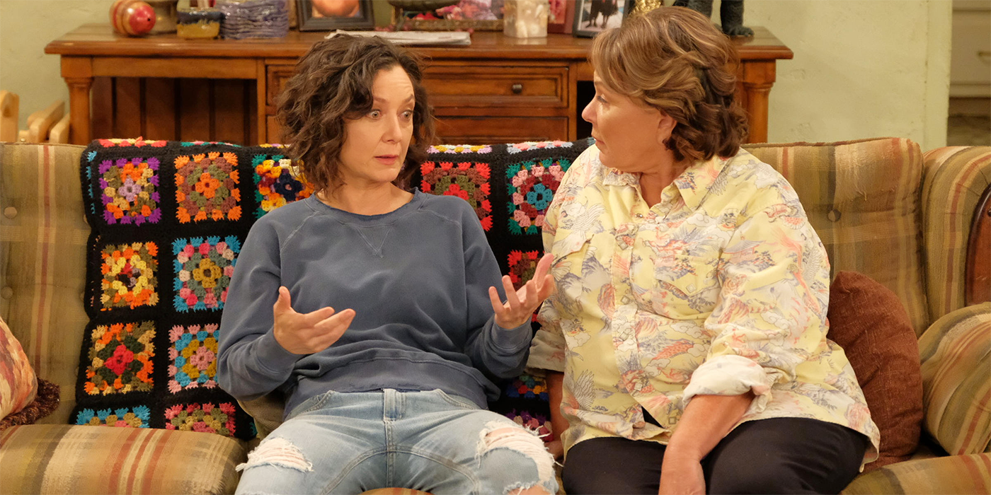 Sara Gilbert and Roseanne Barr talking in the living room in Roseanne season 10