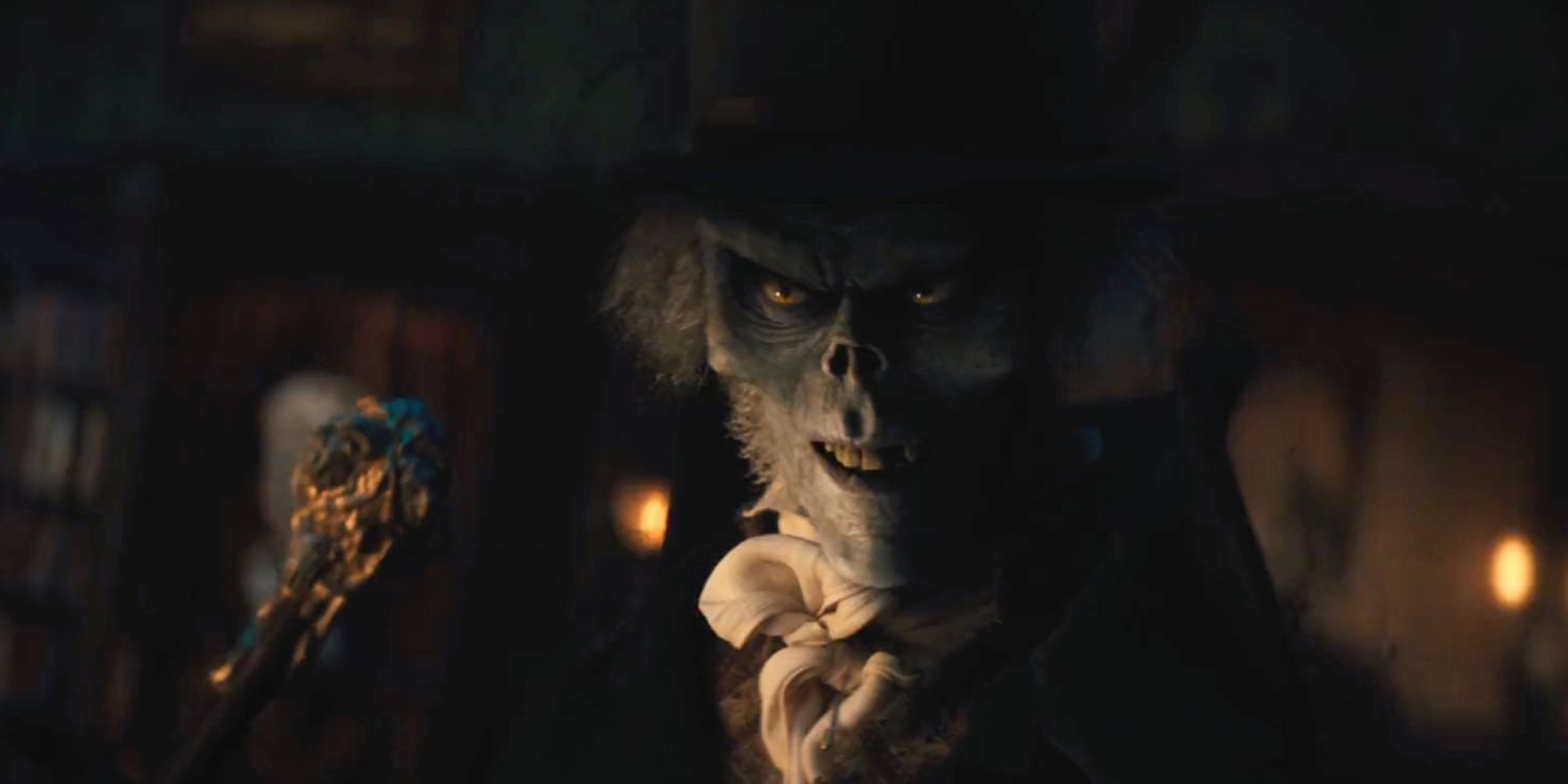 The Hatbox Ghost smiling menacingly in Haunted Mansion 