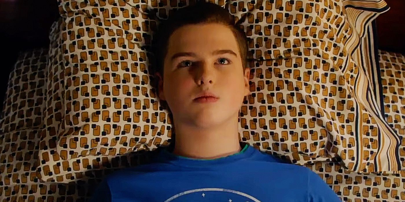 شيلدون مستلقي على سريره في موسم Young Sheldon 6