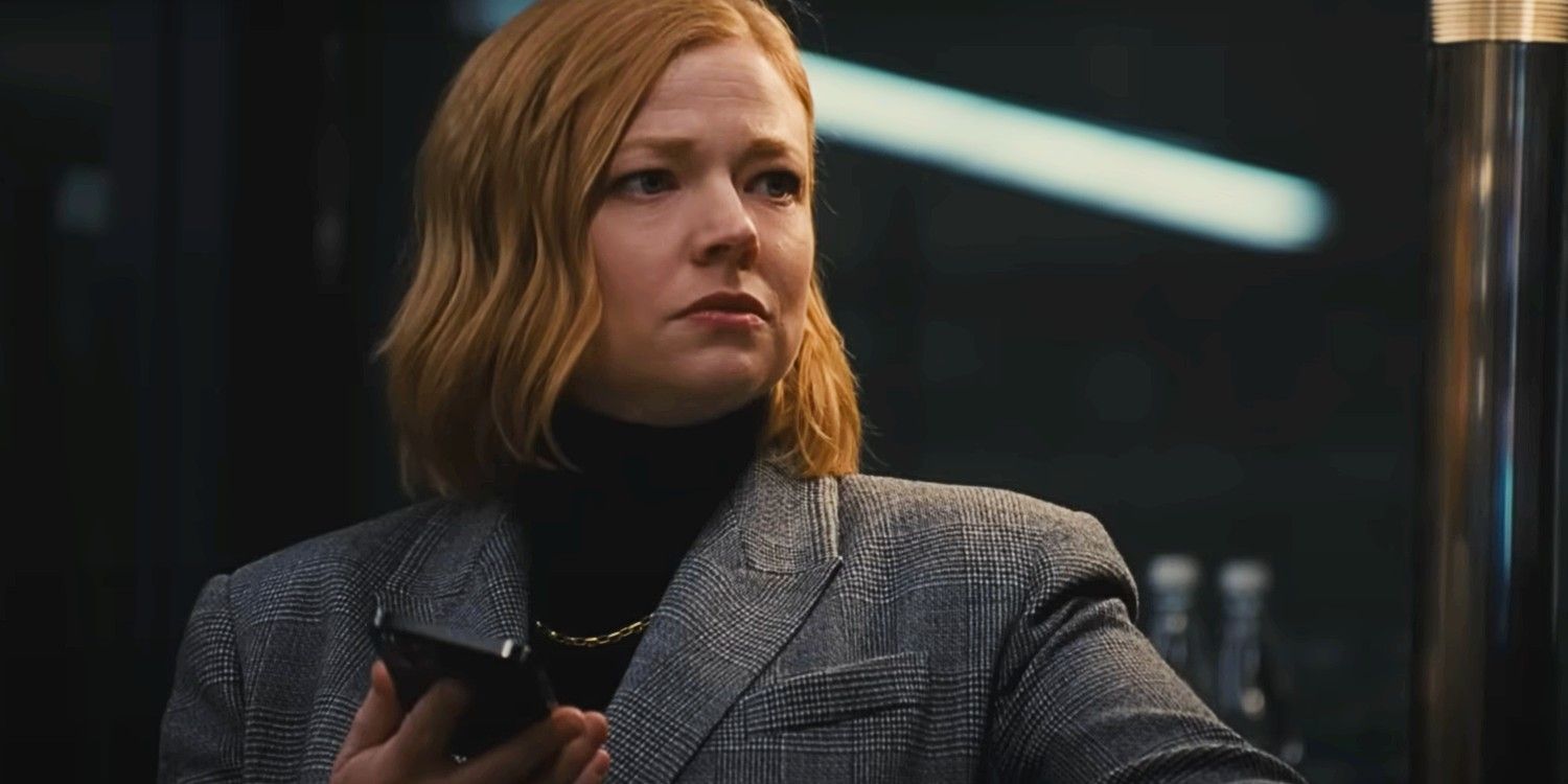 Shiv Roy (Sarah Snook) segurando seu telefone e parecendo angustiada no episódio 8 da 4ª temporada de Succession