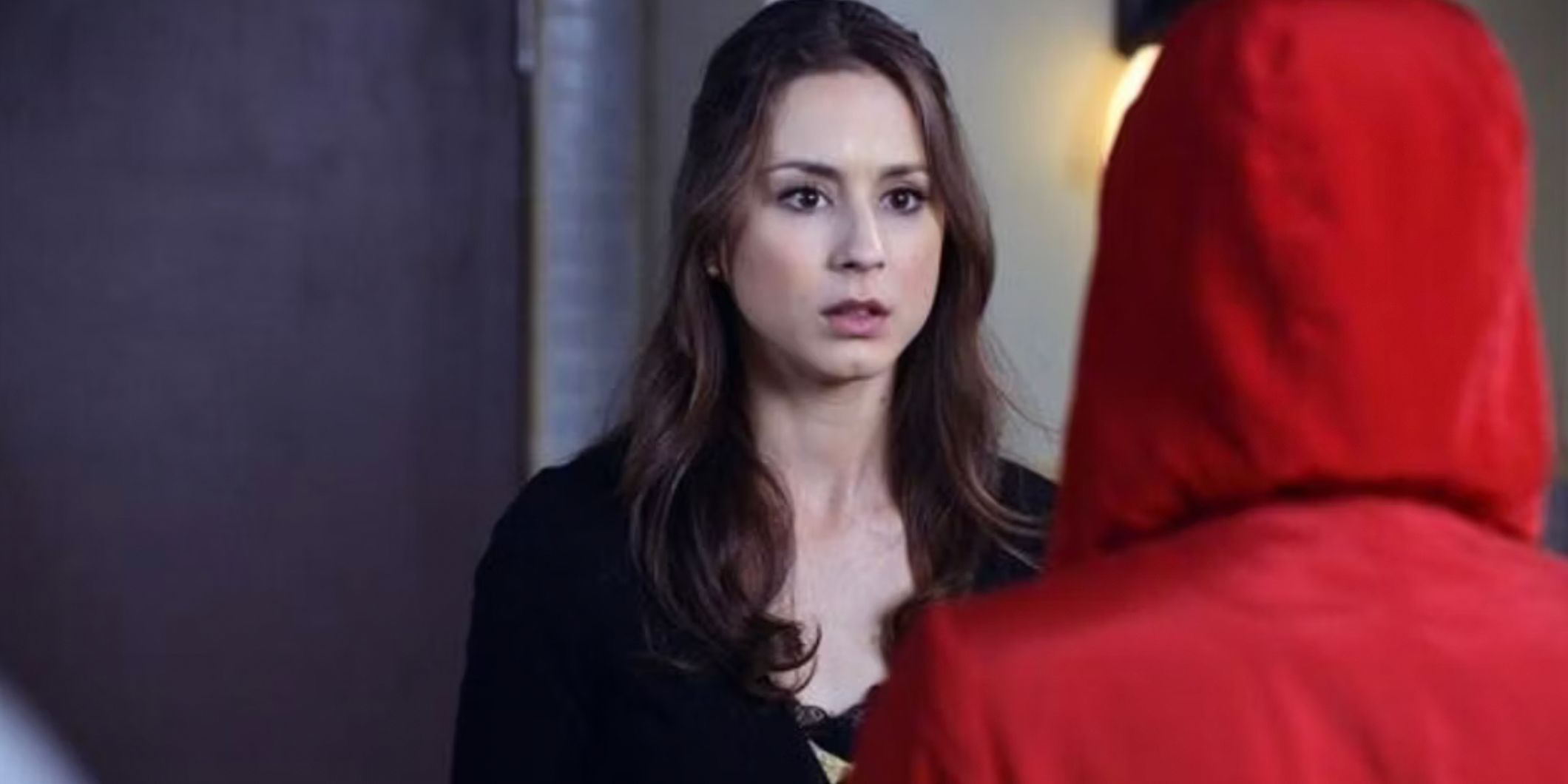 Spencer looking at Red Coat in Pretty Little Liars