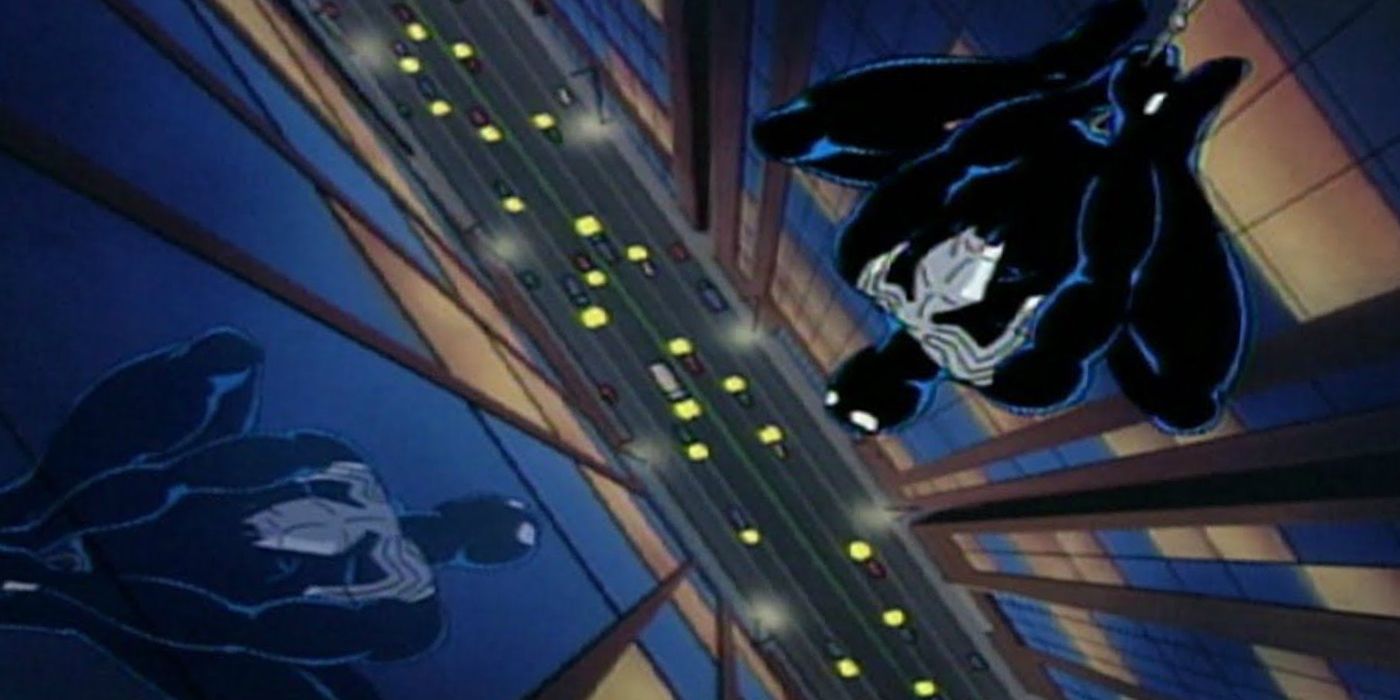 Spider-Man tergantung dari jaring di atas jalan mengenakan setelan symbiote hitam dan menatap bayangannya di jendela gedung