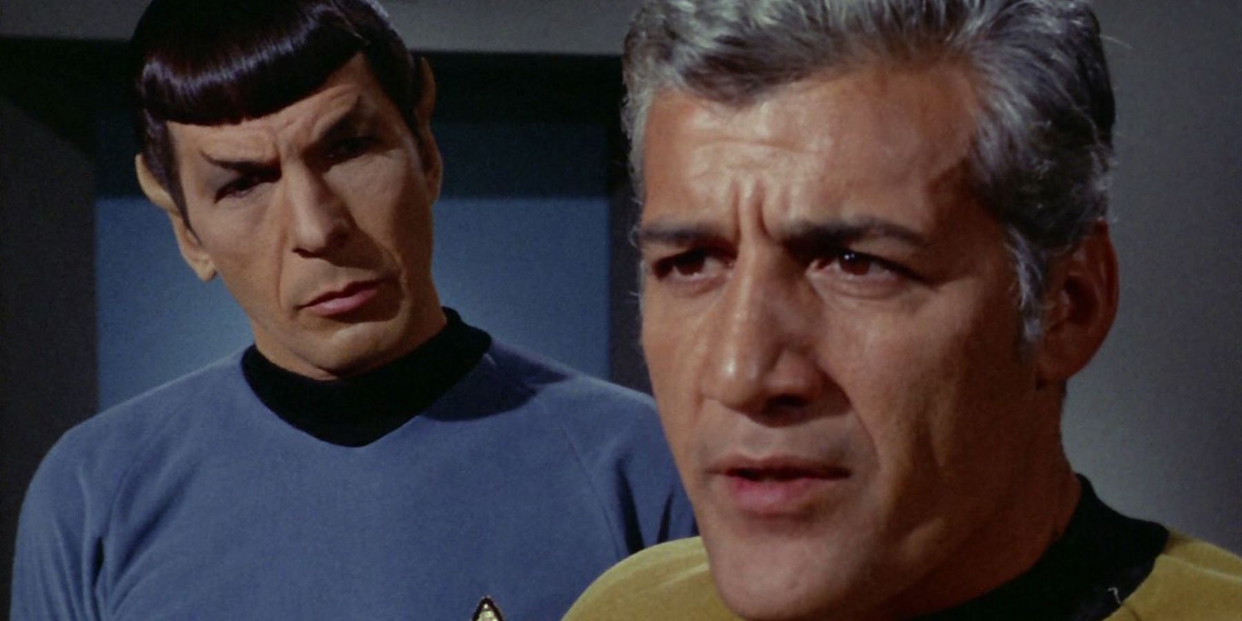Barry Russo como el comodoro Bob Wesley y Leonard Nimoy como el comandante Spock