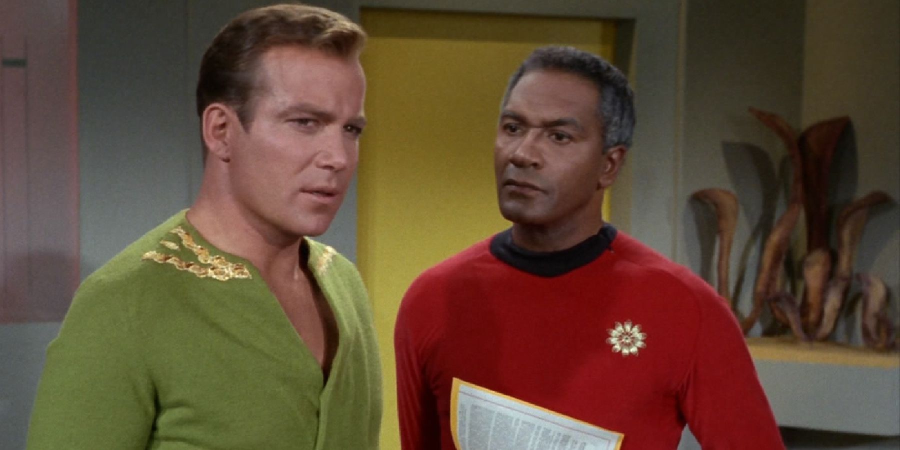Percy Rodriguez como el Comodoro Stone y William Shatner como el Capitán Kirk en Star Trek