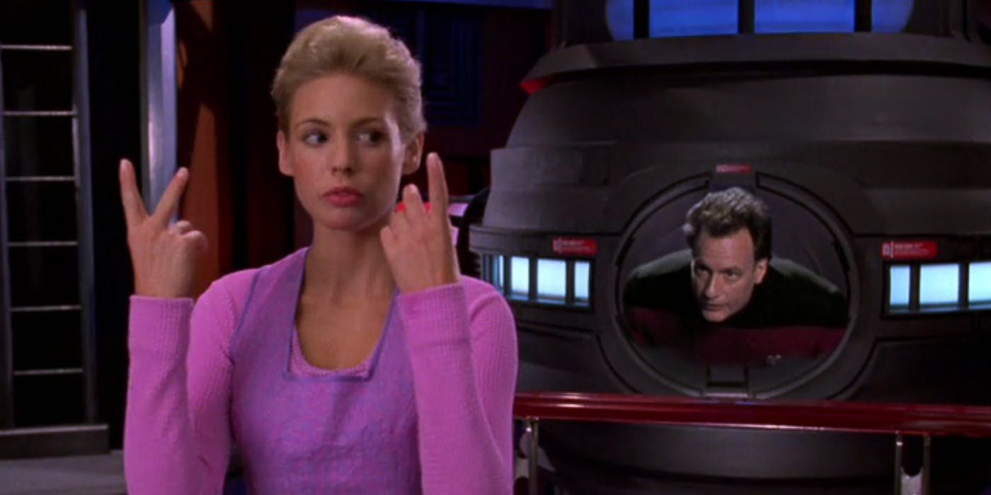 Amanda Rogers conta enquanto Q emerge do núcleo de dobra em Engenharia na Enterprise-D no episódio "True Q" de Star Trek: TNG