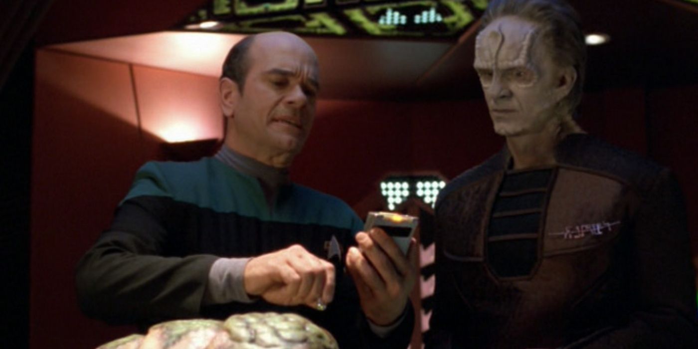 The Doctor and Crell Moset scan Torres in the Star Trek: Voyager episode 