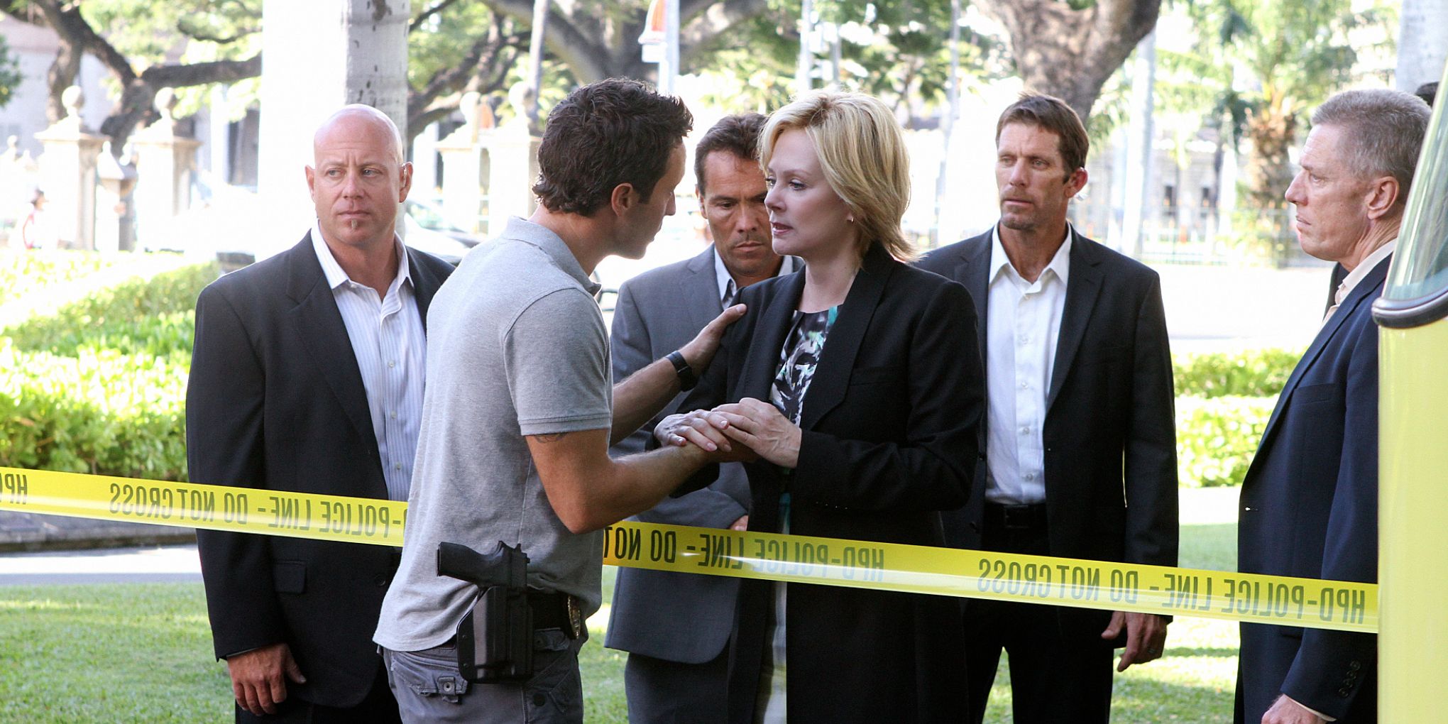 Steve talking to a group across police tape in Hawaii Five-0