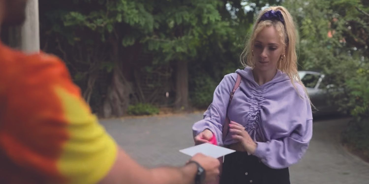 Ted Lasso Roy hands his letter to Keeley