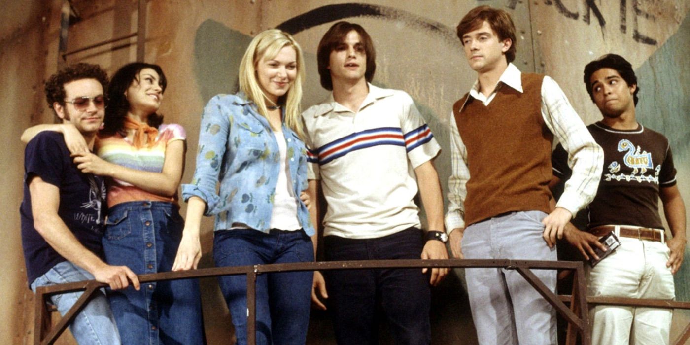 The teens of That ’70s Show stand on a water tower