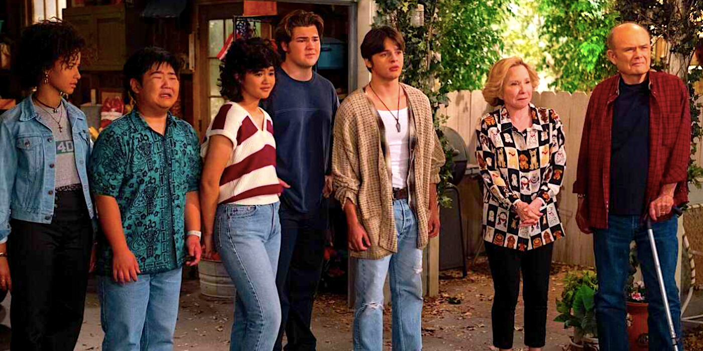 O elenco do programa dos anos 90 no final da 1ª temporada parado na garagem dos Formans