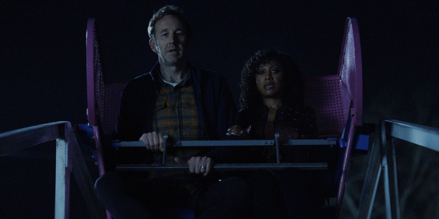 Dusty y Cass de The Big Door Prize en una rueda de la fortuna luciendo angustiados.