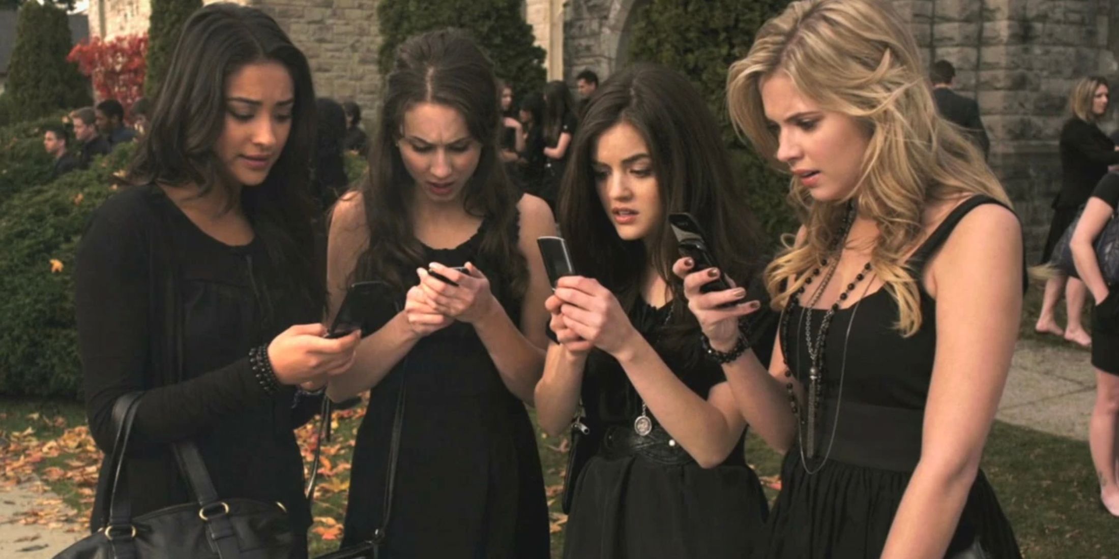 The Liars all getting a text at Alis funeral in the pilot episode of Pretty Little Liars