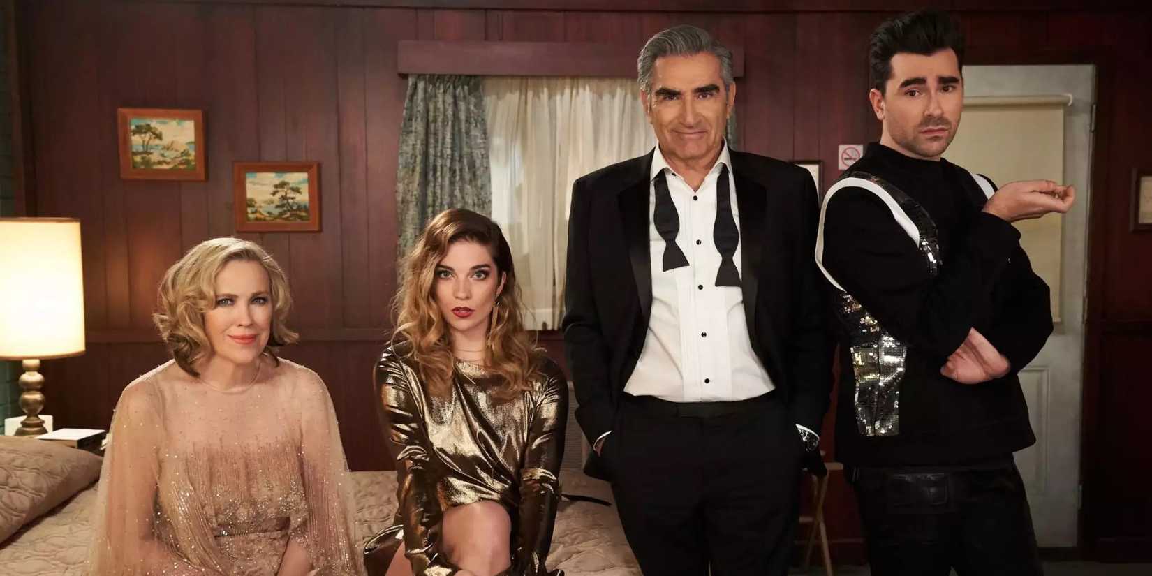 The Rose family at the motel in Schitt's Creek