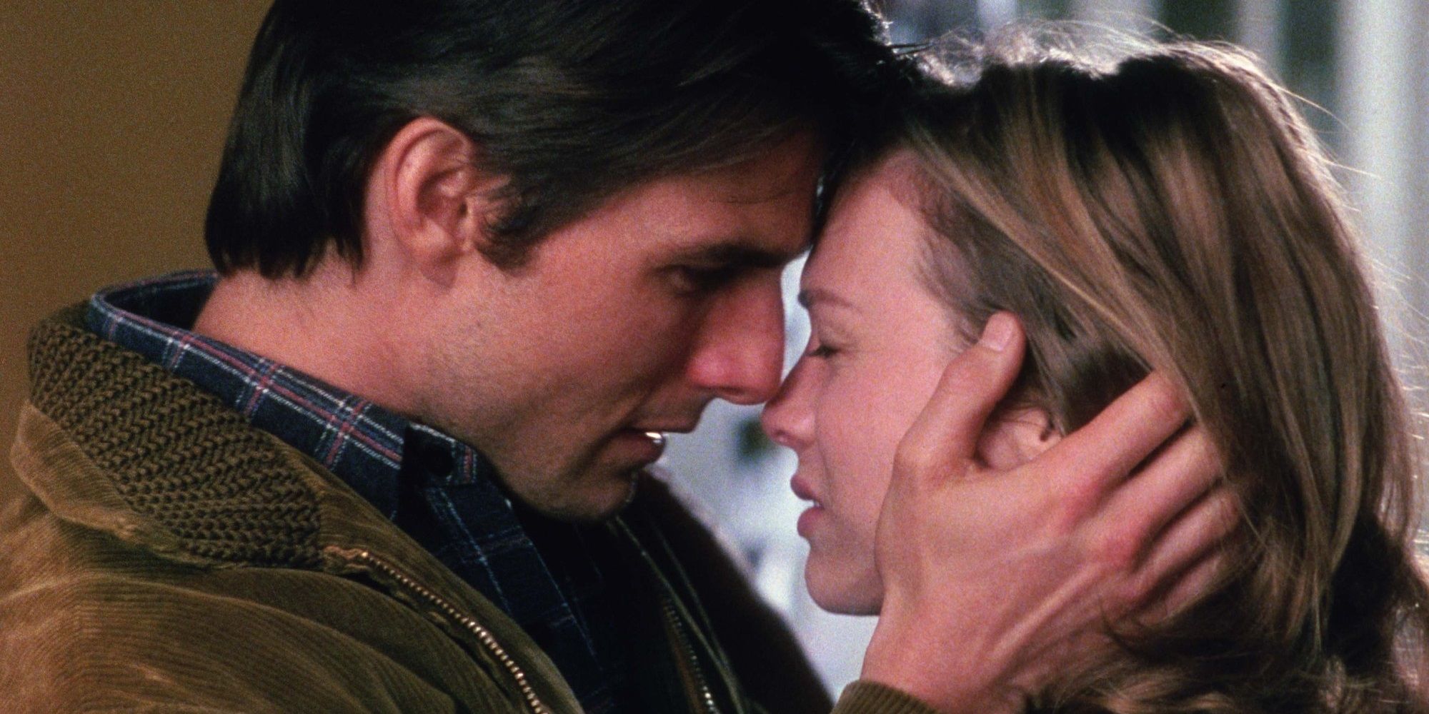 Tom Cruise y Renée Zellweger como Dorothy Boyd se abrazan en Jerry Maguire