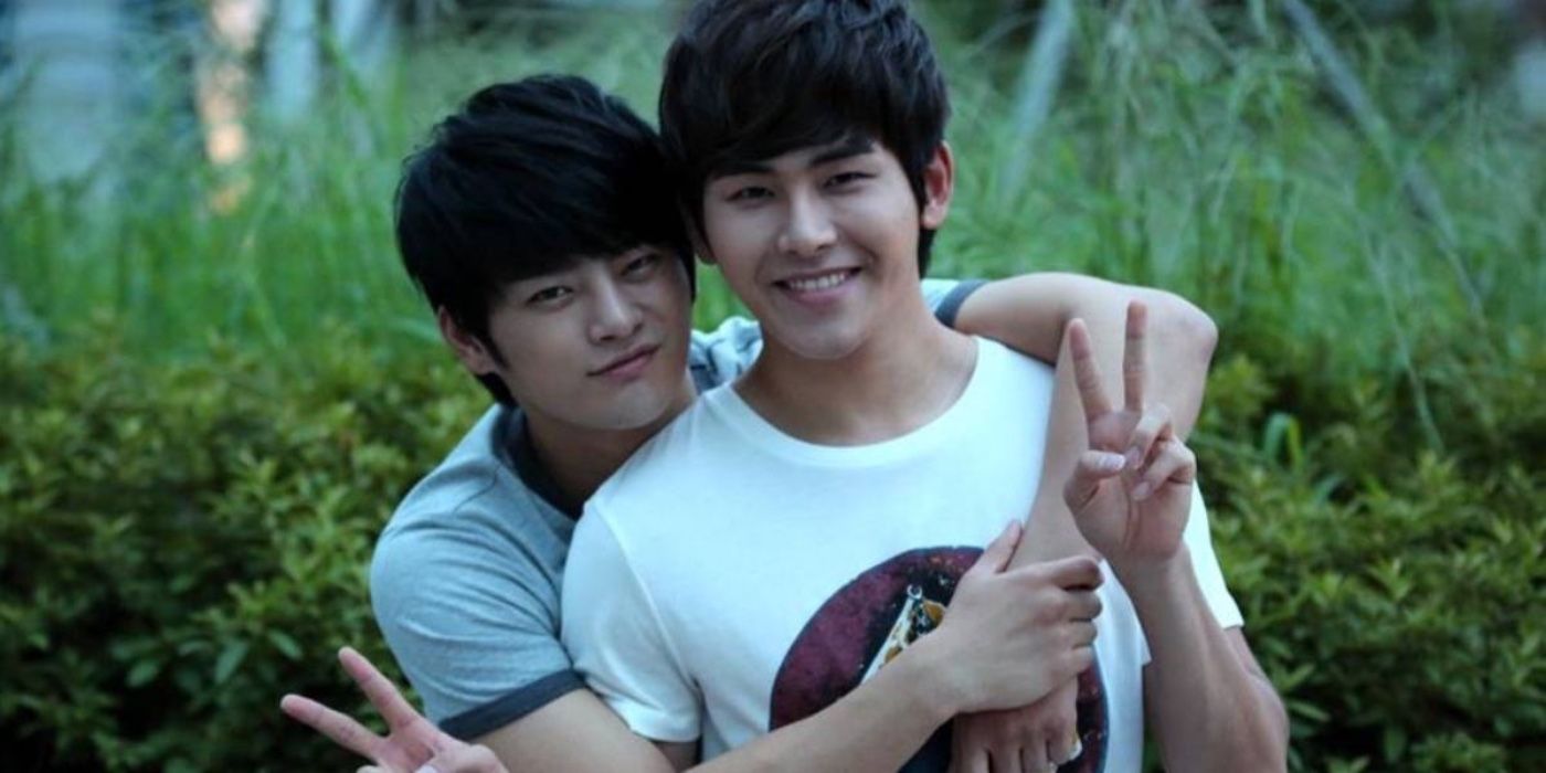 Two characters taking a picture in Reply 1997